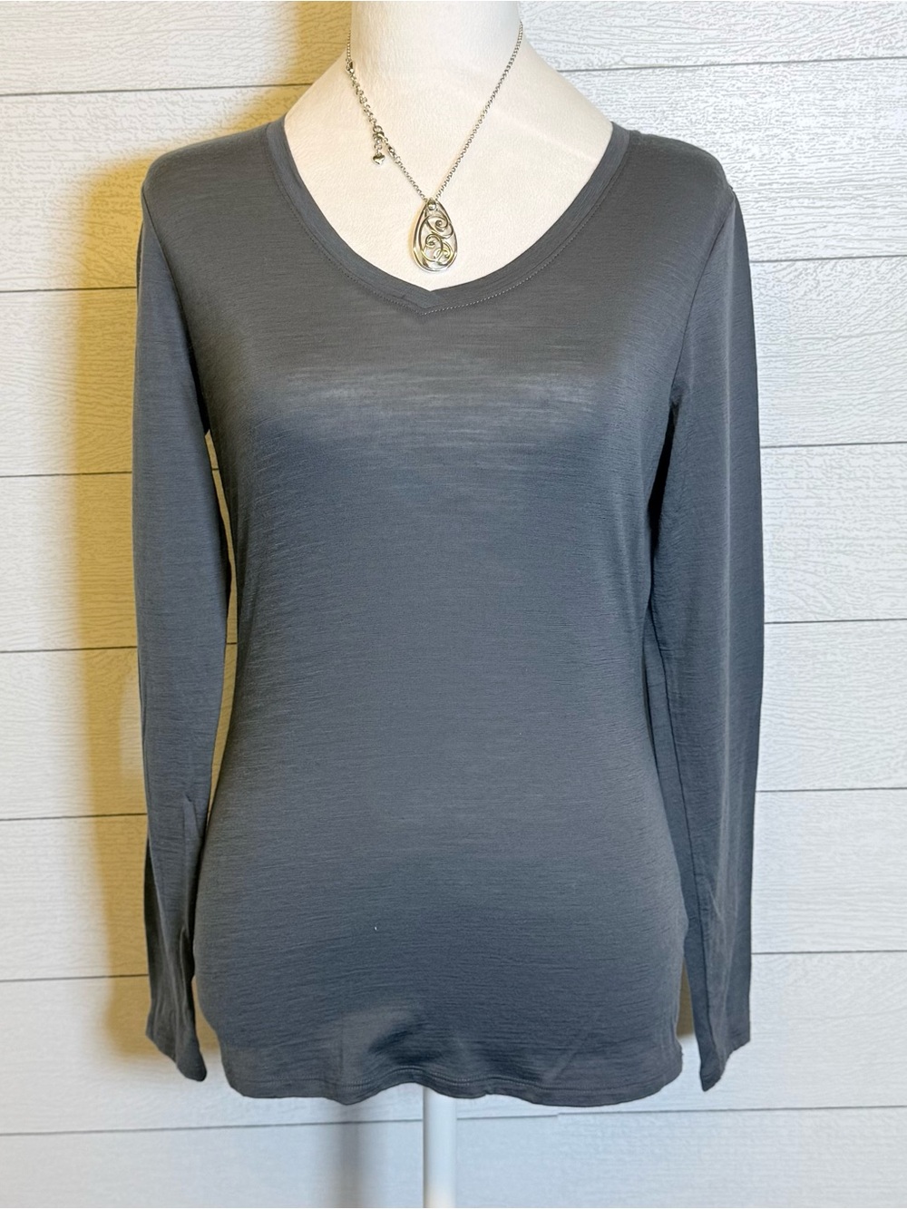 Segments 100% Merino Wool V-Neck Long Sleeve Gray Tee Size Small